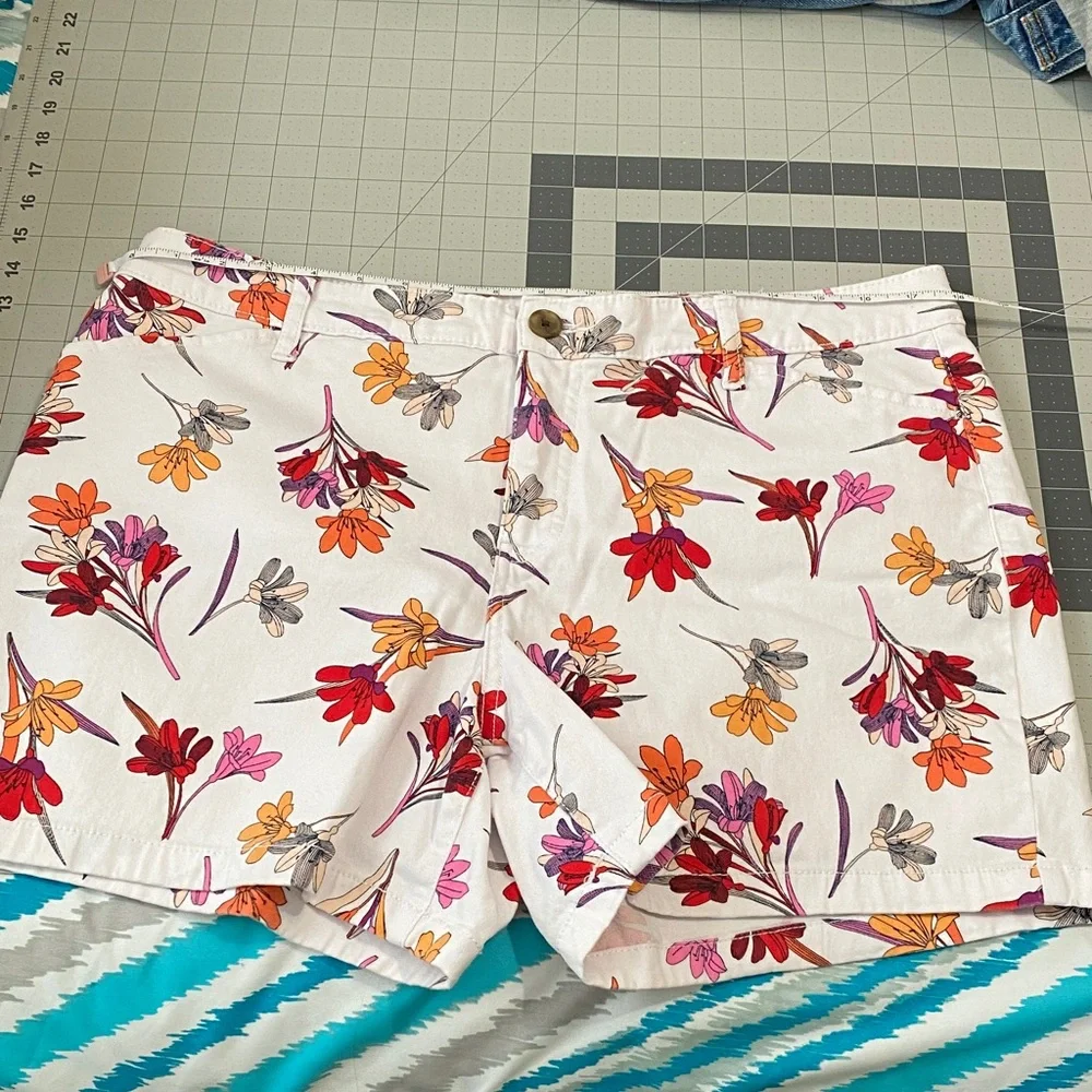 St. John’s Bay size 14 Floral Women's Shorts - Picture 2 of 7